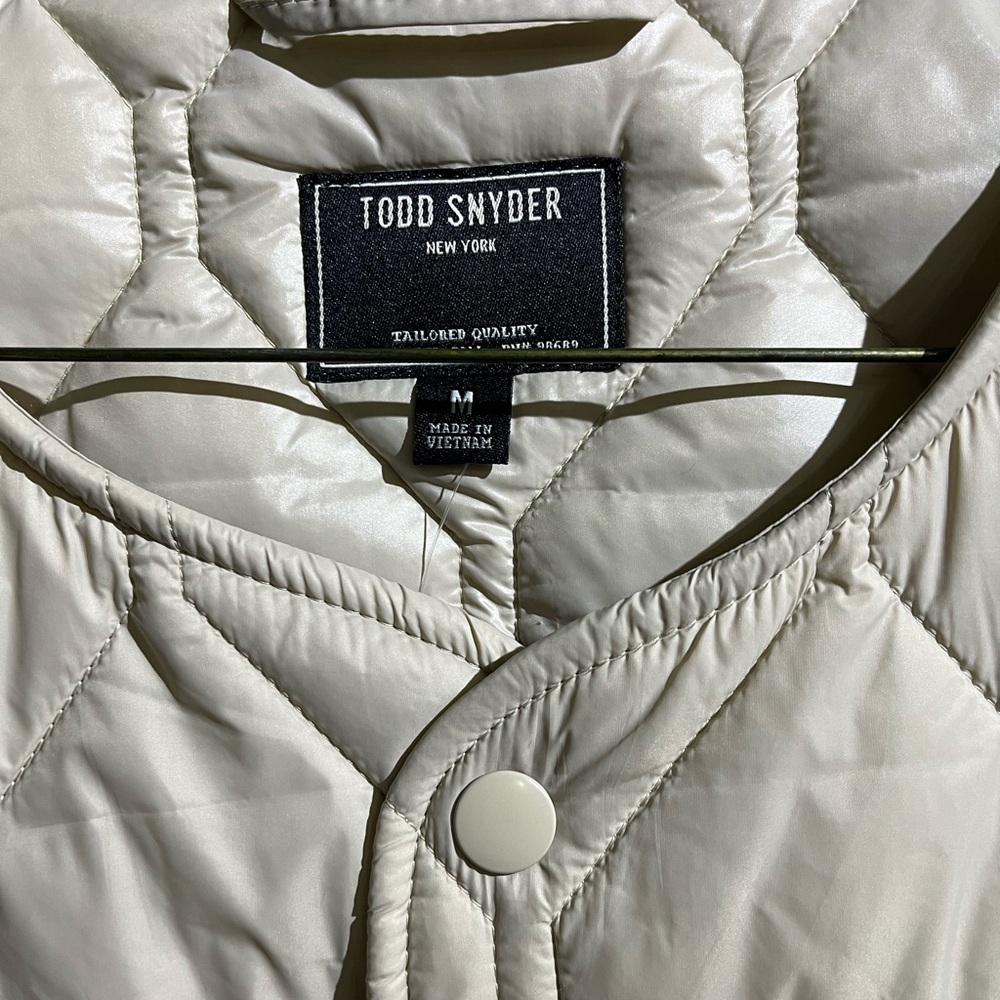 CONVERTIBLE QUILTED GILET VEST IN KHAKI - Picture 2 of 3